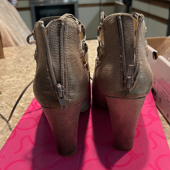 Women’s lace up gray heels - Picture 6 of 8